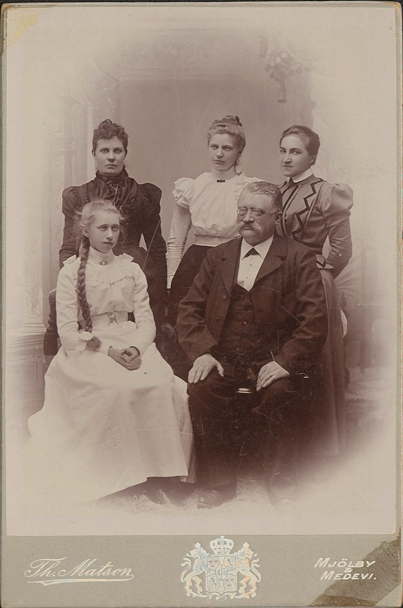 Albert Godée med Lotta Lindberg, Emy Godée, Inez Godée och guvernanten Hanna Bergendorff