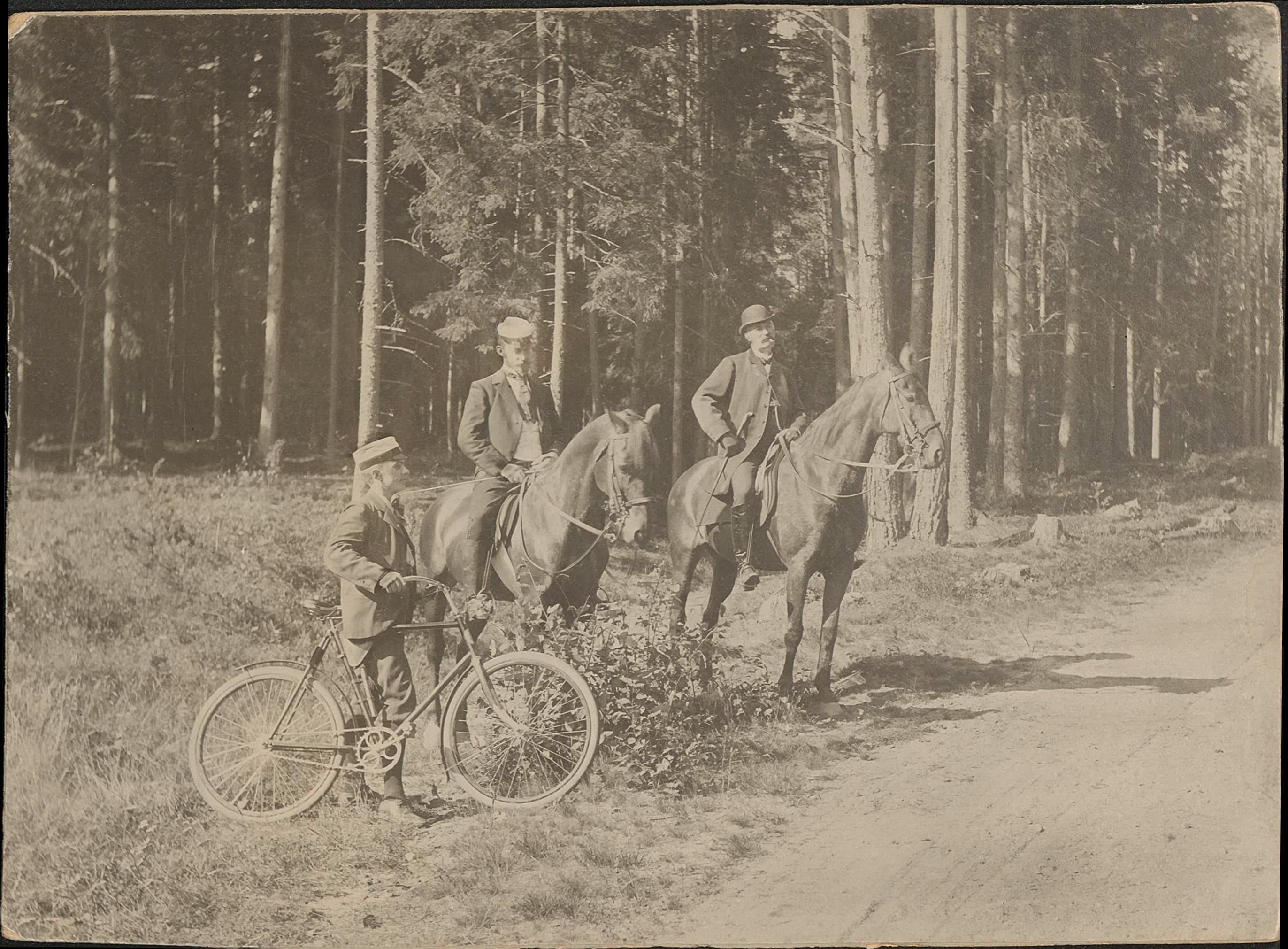 Birger Borgström med cykel och Herman Borgström till häst.
