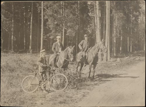 Birger Borgström med cykel och Herman Borgström till häst.