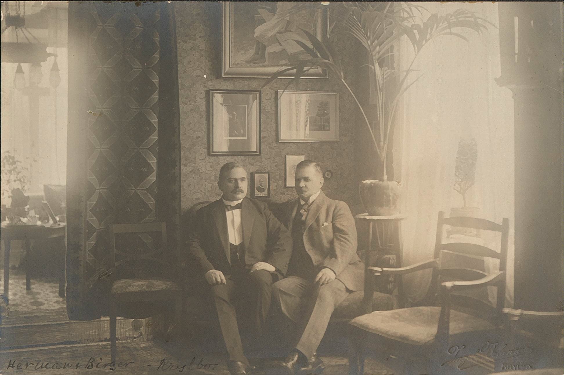 Birger Borgström och Herman Borgström i lägenheten i Krylbo?