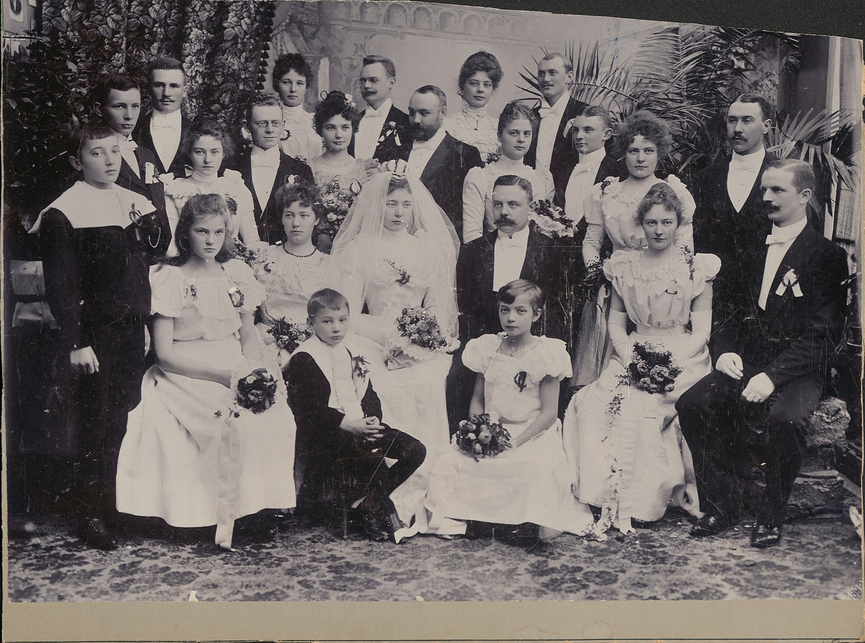 Giftermål mellan Märtha Augusta Elisabeth Leth med sin man Johan E. Hallbergsson, som 1913 mördades på Hammarby apotek i Upplands Väsby i det uppmärksammade Hammarbymordet.