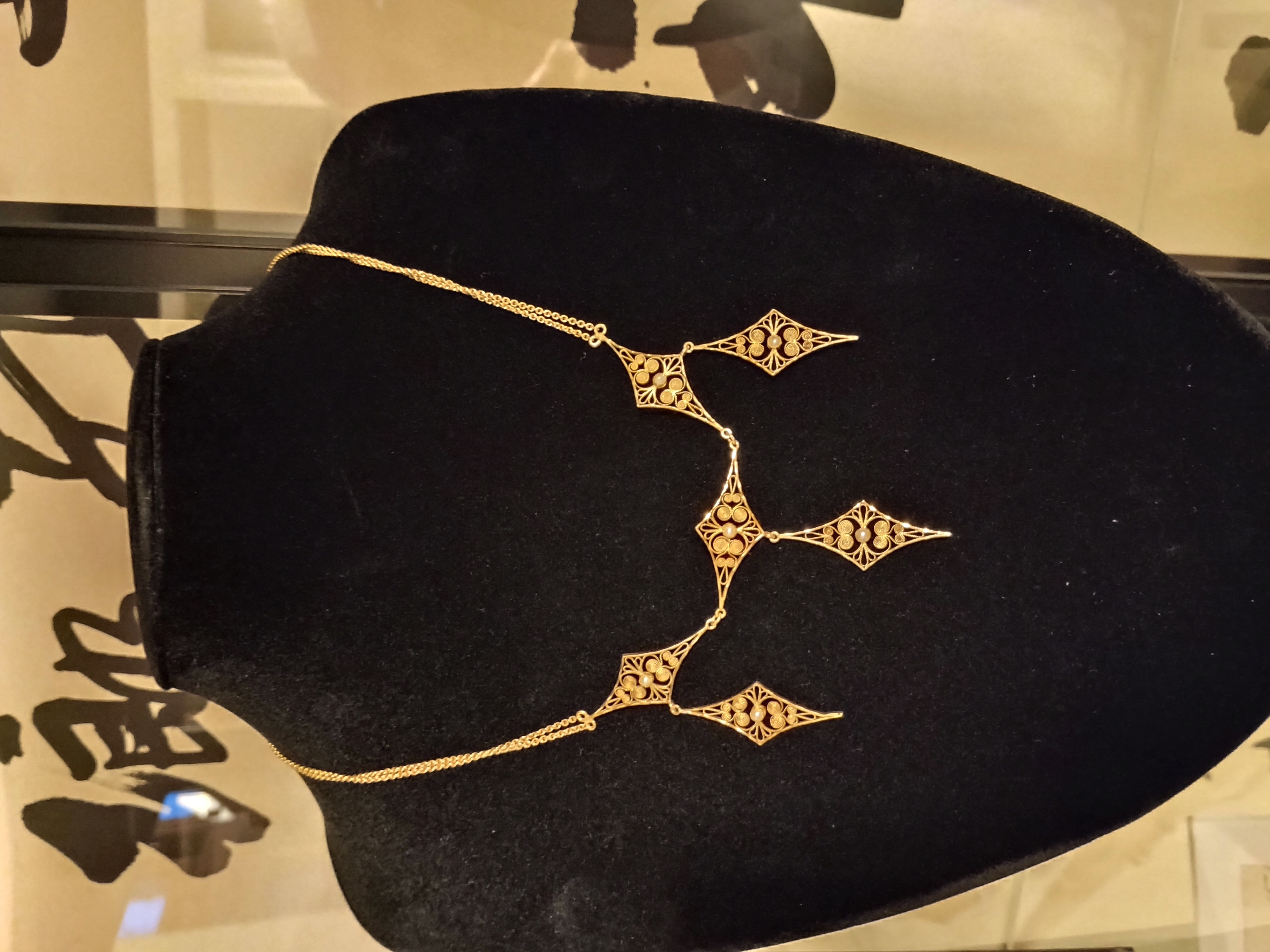 Halsband, gåva från apotekare Albert Godée till Inez Godée och Emy Godée