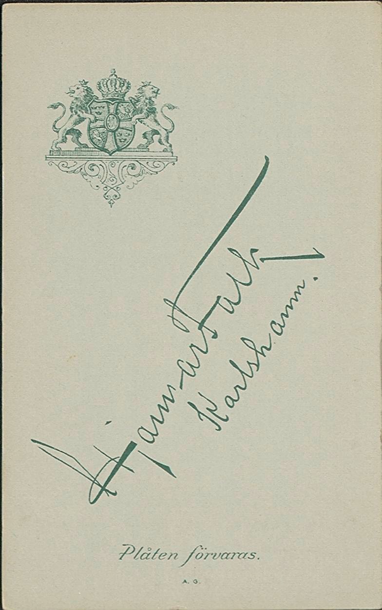 Baksida av Märtha Augusta Elisabeth Leth med sin man Johan E. Hallbergsson, som 1913 mördades på Hammarby apotek i Upplands Väsby i det uppmärksammade Hammarbymordet.
