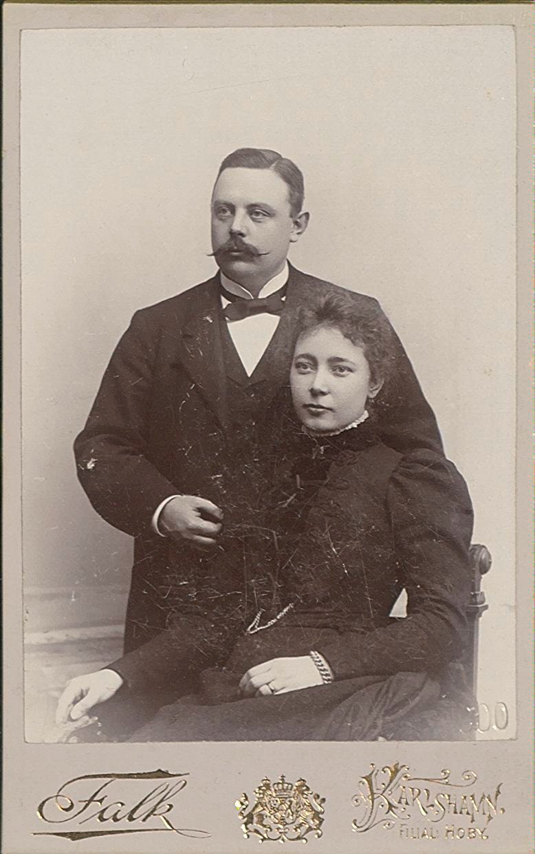 Märtha Augusta Elisabeth Leth med sin man Johan E. Hallbergsson, som 1913 mördades på Hammarby apotek i Upplands Väsby i det uppmärksammade Hammarbymordet.