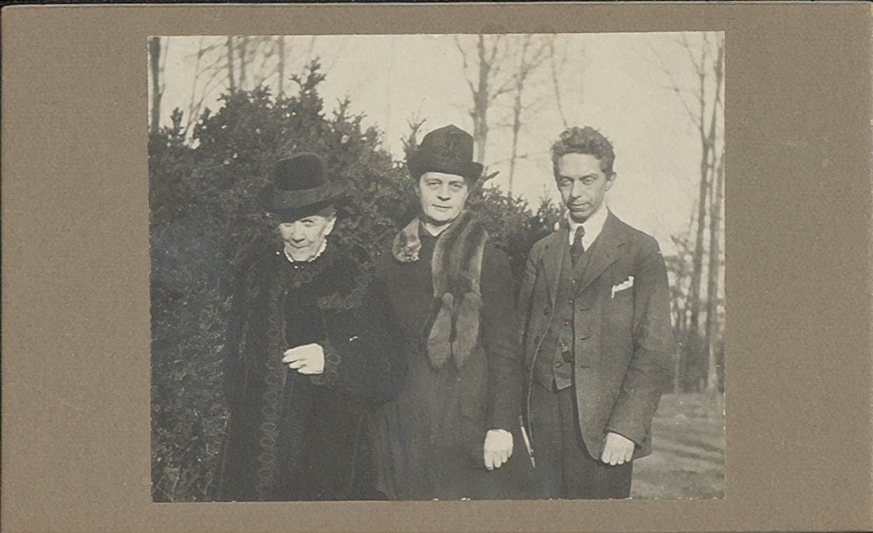 Märta och Lydia Borgström och en person till.
